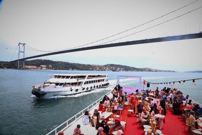 2-Hour Bosphorus Cruise in Istanbul with Guide - What the guide adds to a public cruise