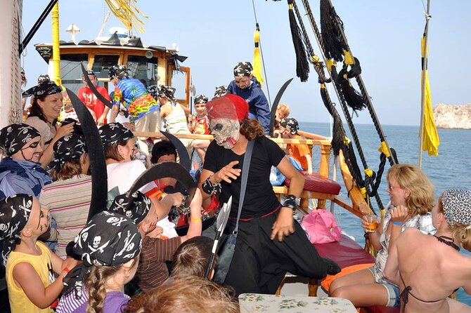 Alanya All Inclusive Pirate Boat Trip With Hotel Transfer - The photographer and paid extras