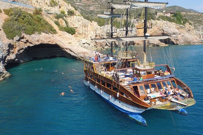 Alanya Catamaran Boat Tour with Lunch, Soft Drinks & Transfer - The 10-minute foam party