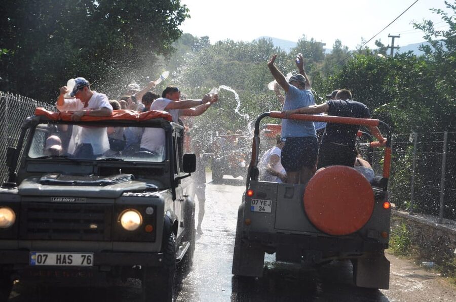 Alanya: Dim River, Dim Cave, and Kestel Jeep Tour with Lunch - Languages, guides, and the group atmosphere