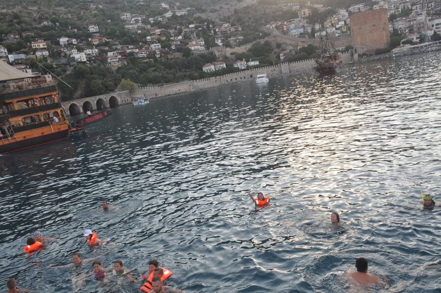 Alanya: Evening Jeep Tour with Sunset Boat Trip and Dinner - Sunset aboard the pirate boat