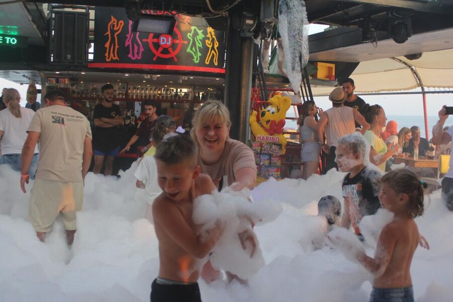 Alanya: Evening Jeep Tour with Sunset Boat Trip and Dinner - Guides, languages, and practical comfort