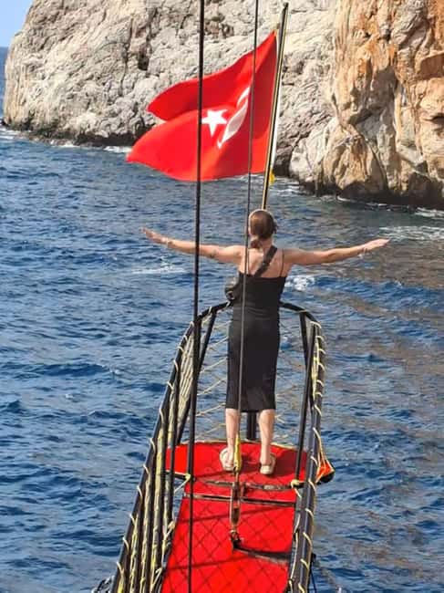 Alanya: Pirate Boat with Lunch and Unlimited Drinks - The foam party and pirate entertainment