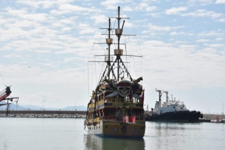 Alanya: Pirate Ship Cruise with Food and Swimming Stops - Barbecue lunch on the upper deck
