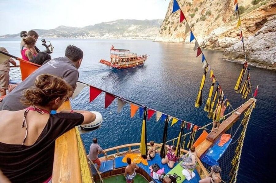 Alanya: Pirates Boat Trip with Lunch and Hotel Pickup - Key points at a glance