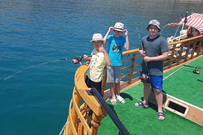 Alanya Relaxing Boat Tour with Lunch, Soft Drinks & Transfer - Seeing Alanya from the water
