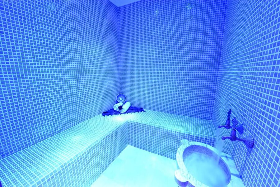Alanya: Turkish Bathhouse and Spa Experience with Massage - Tea, coffee, fruit, and doctor fish