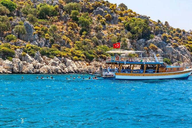 Antalya: Old Town Walking Tour incl. Turkish Tea and Baklava - Walking beneath Hadrian’s Gate