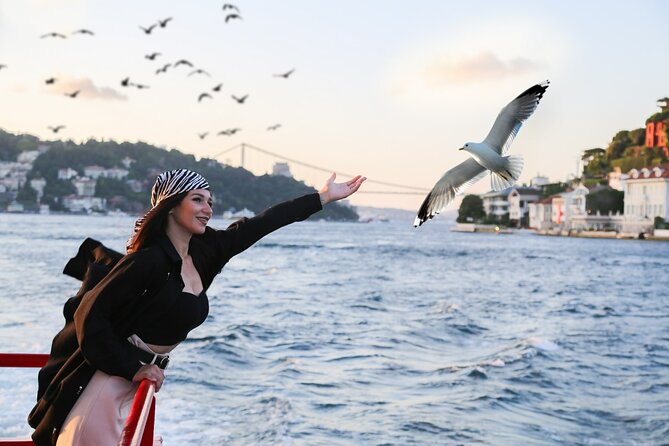 Bosphorus Cruise Boat Tour İstanbul And Golden Horn With Guide - What the Boat and Crew Add to the Experience