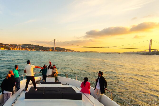 Bosphorus Sunset: An Enchanting Yacht Cruise in Istanbul - The Maiden’s Tower and the return toward the Golden Horn