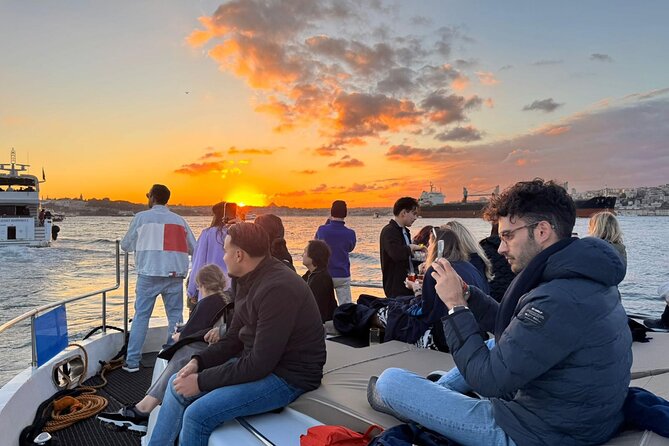 Budget Evening Cruise: Dinner, Live Shows & Party - The guide and crew make a difference