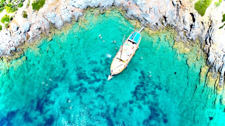 Cesme: Small Group Boat Tour with Open Buffet Lunch - What the atmosphere is really like