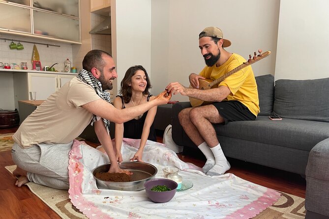 Çiğ Köfte Cooking Class/Night with Traditional Music At Home - Kneading together with music in the room