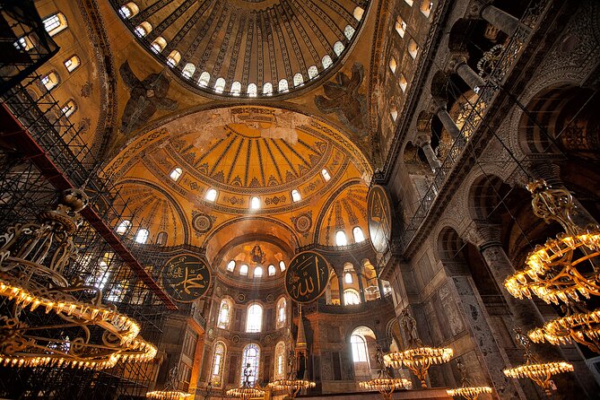 Discoveried The Old City of Istanbul In a Half-Day - Looking inside the Blue Mosque