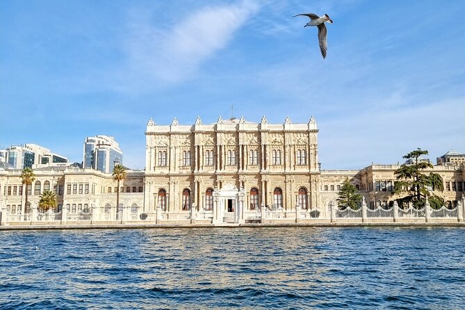 Dolmabahçe Palace and Sunset Tour on Luxury Yacht - Snacks, Group Size, and Comfort on the Yacht