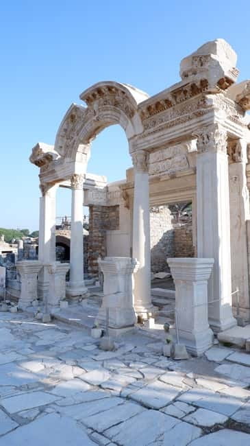 From Kusadasi: Ephesus Highlights Tour for Cruise Customers - Meeting your guide at Kusadasi Port