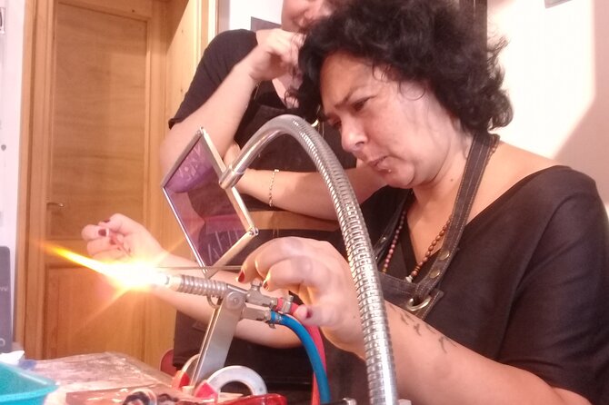 Glass Melting and Shaping with Flame with the Senior Glass Master - Cooling the glass and making a keepsake