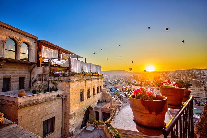 Hot Air Balloon, Best of Red and Green Guided 1-Day Tour - Food, group size, and the real value of $300.37