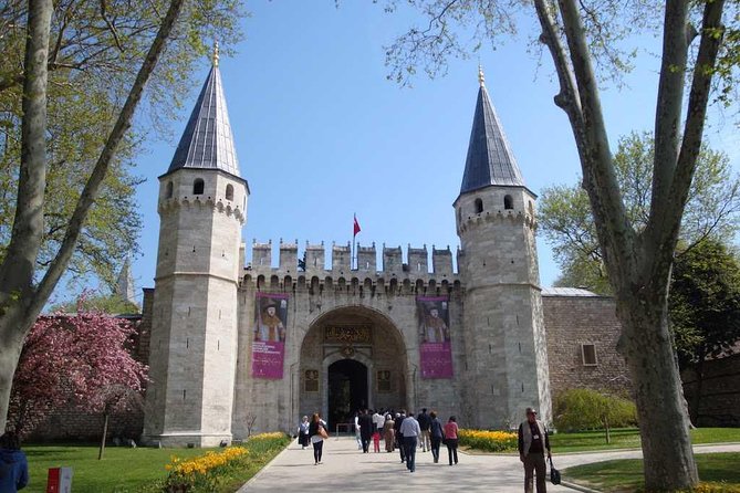 Istanbul 1 Day Tour | Best of Istanbul | Blue Mosque, Hagia Sophia and Topkapi - Seeing the Blue Mosque as a working place of worship