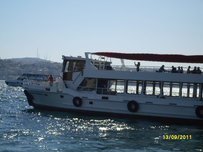 Istanbul: A short trip along the Bosphorus in the evening - Anadolu Fortress and Rumeli Fortress
