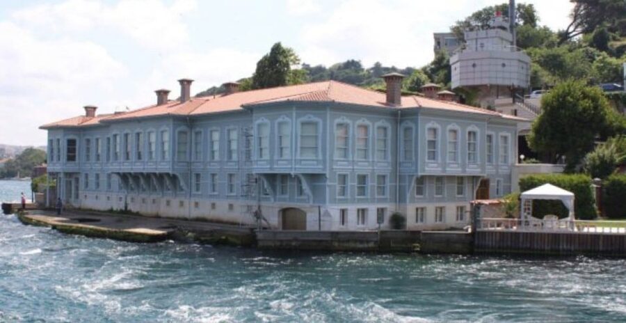 Istanbul: Bosphorus And Golden Horn Morning or Sunset Cruise - Maiden’s Tower and the return toward the old city