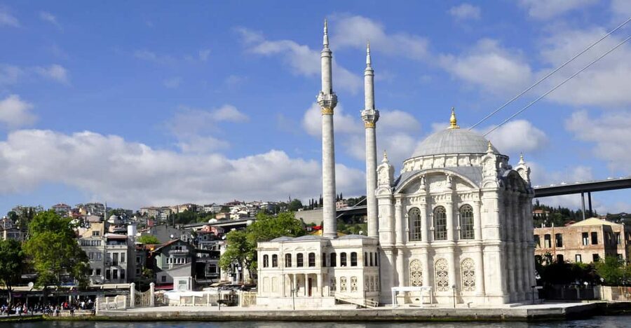Istanbul: Bosphorus Boat Cruise - Meeting the boat at Ahırkapı Pier