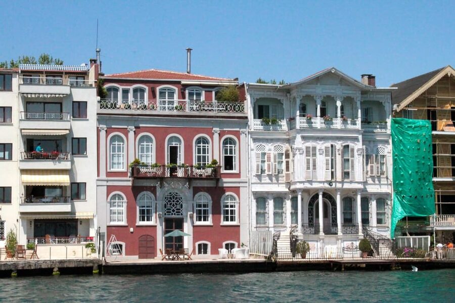 Istanbul: Bosphorus Boat Cruise - Dolmabache Palace from the water