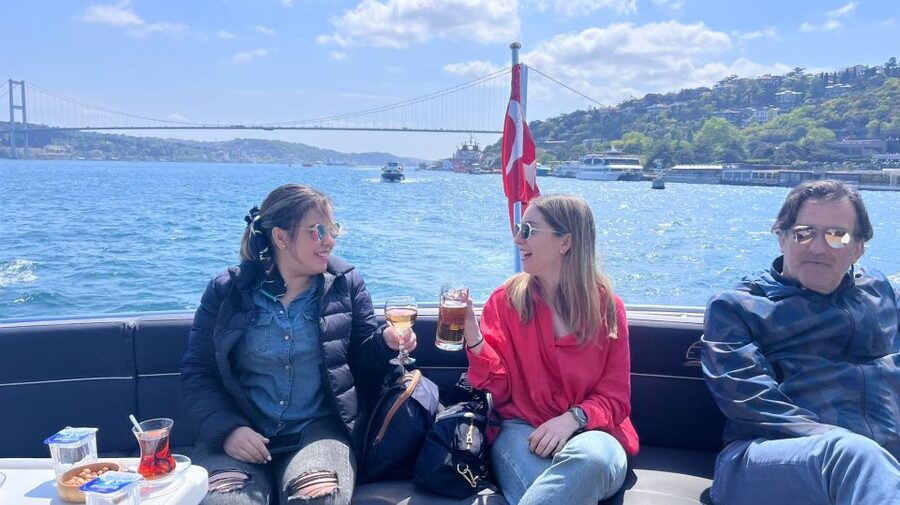 Istanbul: Bosphorus Cruise with Stopover on the Asian Side - Comfort, Space, and Group Size