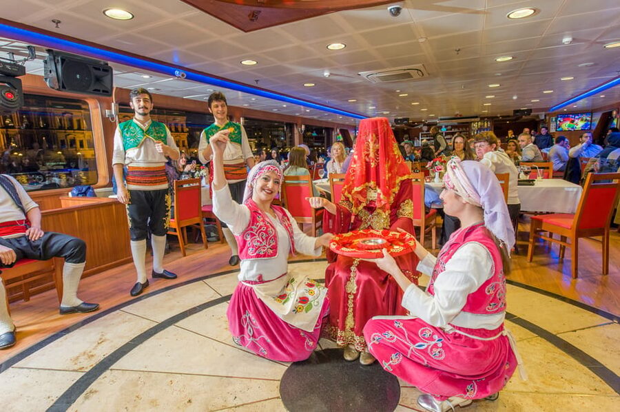 Istanbul: Bosphorus Dinner Cruise Incl. Drinks with Transfer - Dinner, drinks, and what to expect at the table