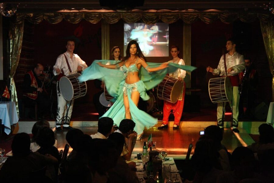 Istanbul: Bosphorus Dinner Cruise Incl. Drinks with Transfer - Turkish dancing, henna, and the late-night party