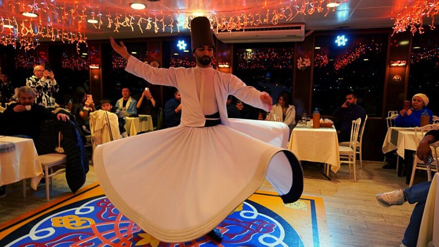 Istanbul: Bosphorus Dinner Cruise with Drinks & Turkish Show - Should you book the Elite Dinner Cruise?