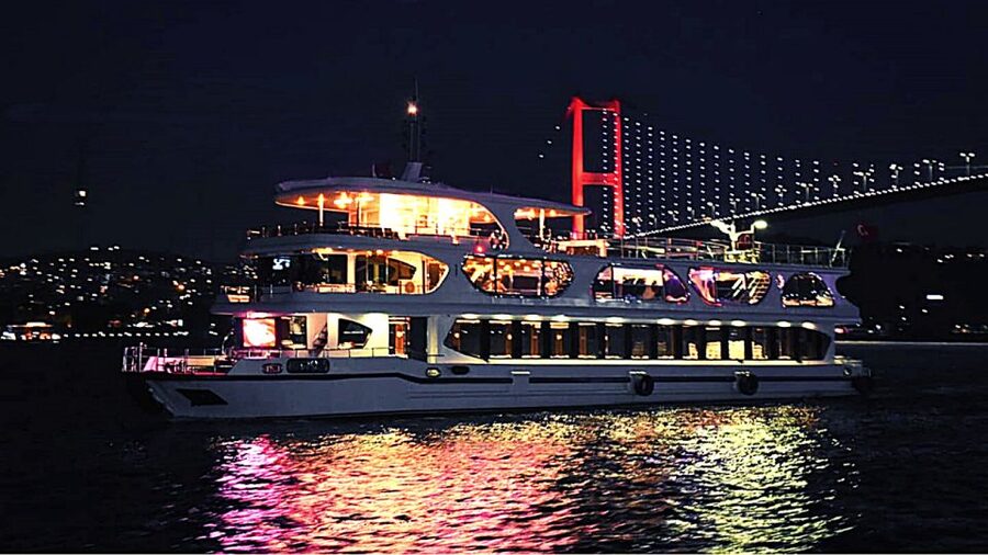 Istanbul: Bosphorus Dinner Cruise with Drinks & Turkish Show - A three-hour night on the Bosphorus