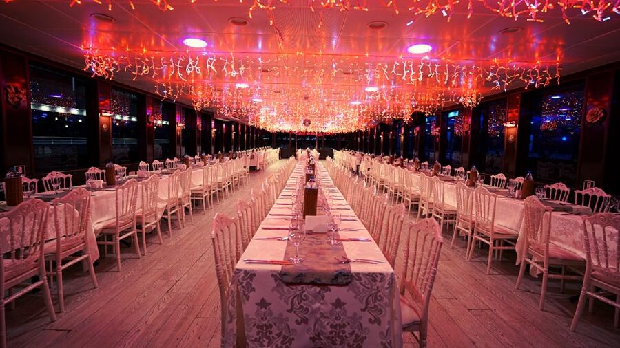 Istanbul: Bosphorus Dinner Cruise with Drinks & Turkish Show - Music, ventilation, and the middle-deck tradeoff