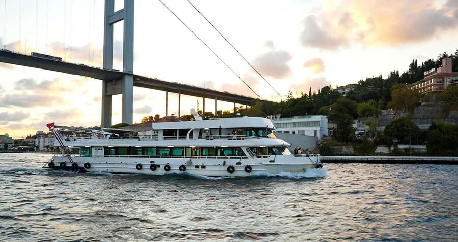 Istanbul: Bosphorus & Golden Horn Cruise Daytime or Sunset - Why a boat changes your view of Istanbul