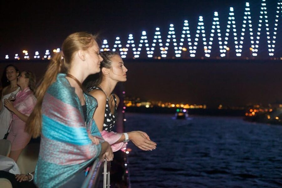 Istanbul: Bosphorus Night Dinner Cruise with Private Table - Anatolian Fortress and Beylerbeyi Palace