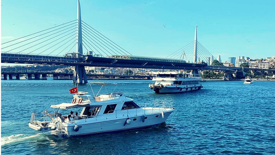 İstanbul: Bosphorus Private Yacht Cruise with Tea and Coffee - Crossing toward the Asian-side landmarks