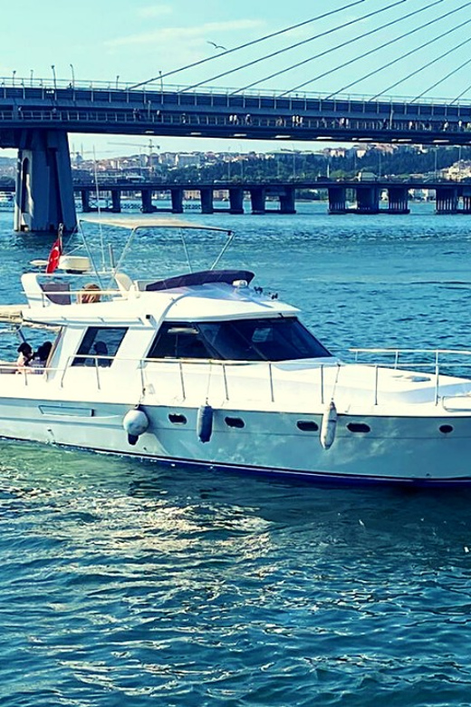 İstanbul: Bosphorus Private Yacht Cruise with Tea and Coffee - Meeting the boat near Galata Bridge