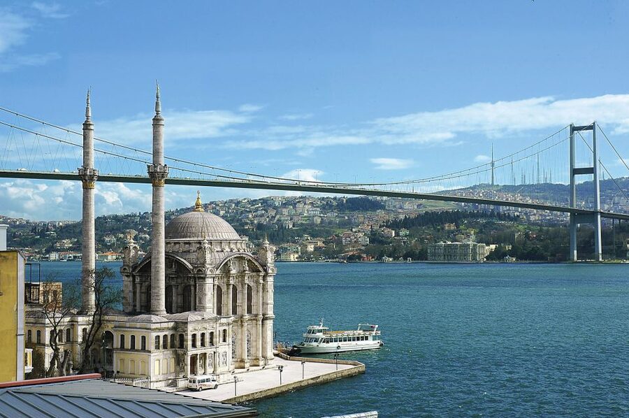 Istanbul: Bosphorus Sightseeing Boat Tour with Guide - What the Guide Adds to the Ride