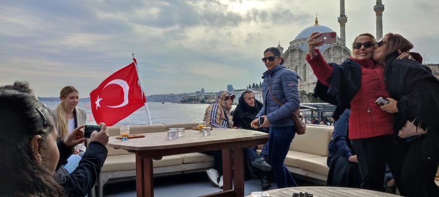 Istanbul: Bosphorus Sunset Cruise on Yacht with Live Guide - Topkapi Palace, Galata Bridge, and the return to Kabataş