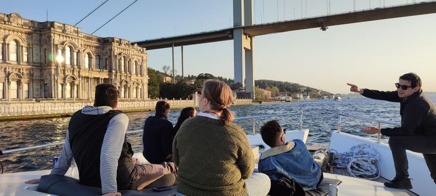 Istanbul: Bosphorus Sunset Cruise on Yacht with Live Guide - Beylerbeyi Palace and Maiden’s Tower at sunset