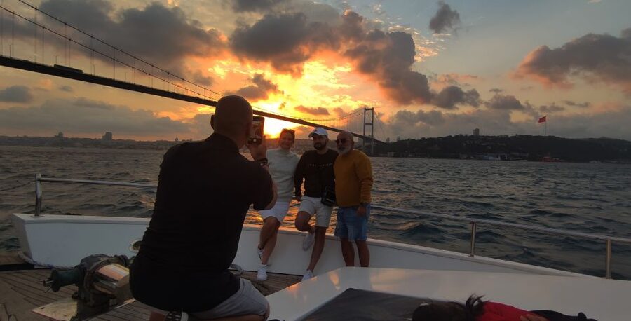 Istanbul: Bosphorus Sunset Cruise with Snacks and Wine - Dolmabahçe Palace and the Beşiktaş shore