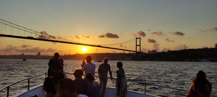 Istanbul: Bosphorus Sunset Cruise with Snacks and Wine - Anadolu Hisarı and Küçüksu Palace on the Asian side