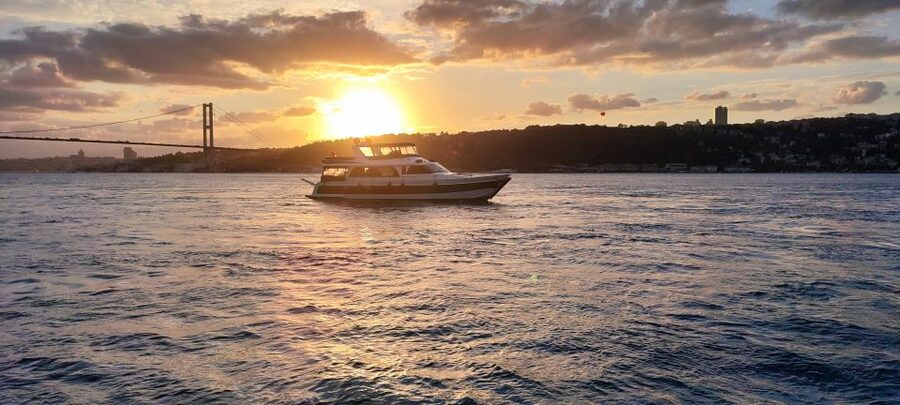 Istanbul: Bosphorus Sunset Cruise with Snacks and Wine - Returning past the Maiden’s Tower