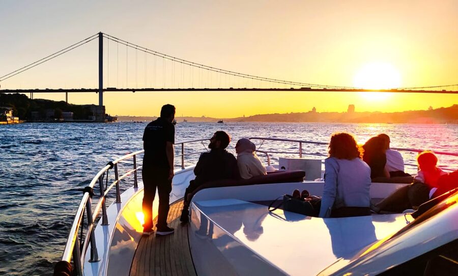 Istanbul: Bosphorus Sunset Yacht Cruise with Live Guide - Why the Bosphorus is best seen from the water