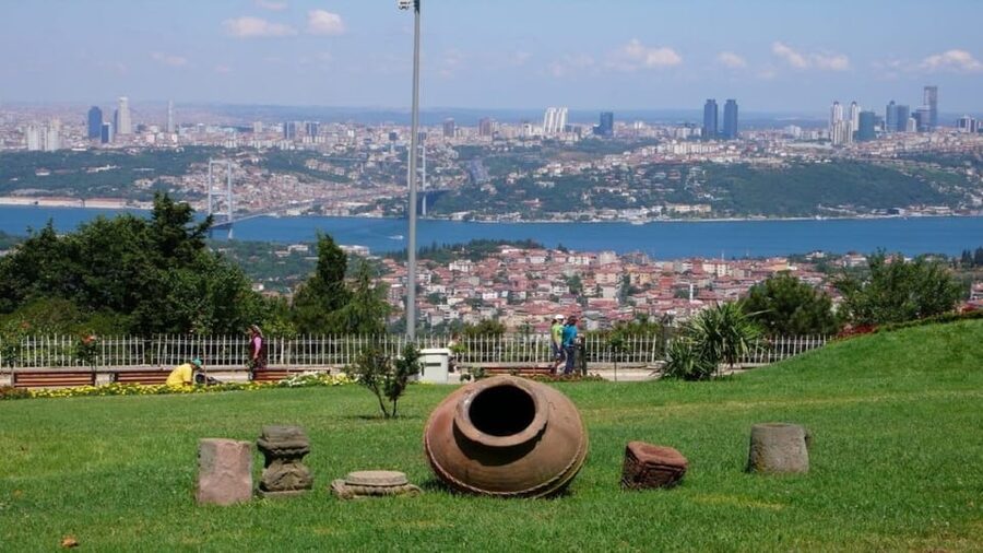 Istanbul: City Hightlights Bus Tour and Bosphorus Cruise - Ottoman style at Beylerbeyi Palace
