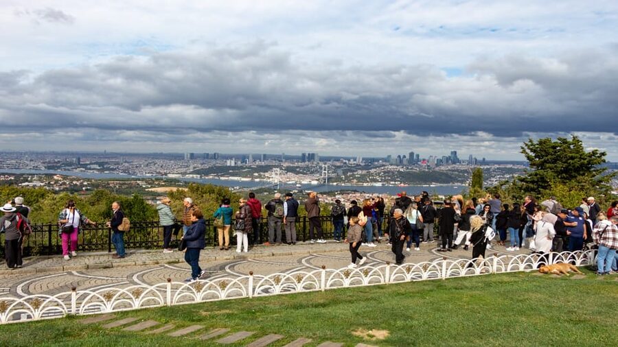 Istanbul: City Hightlights Bus Tour and Bosphorus Cruise - Lunch at a local restaurant