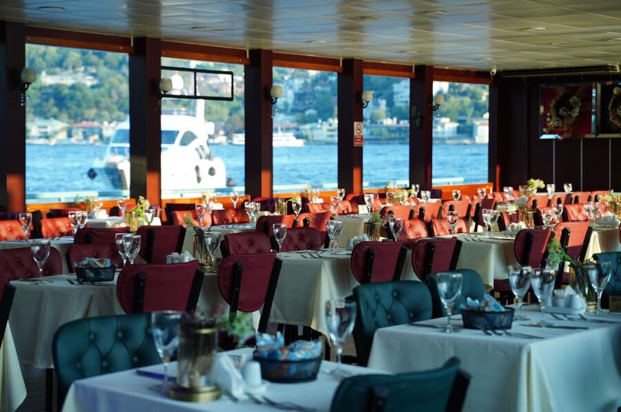 Istanbul: Dinner Cruise and Entertainment with Private Table - Why a Bosphorus dinner cruise works so well