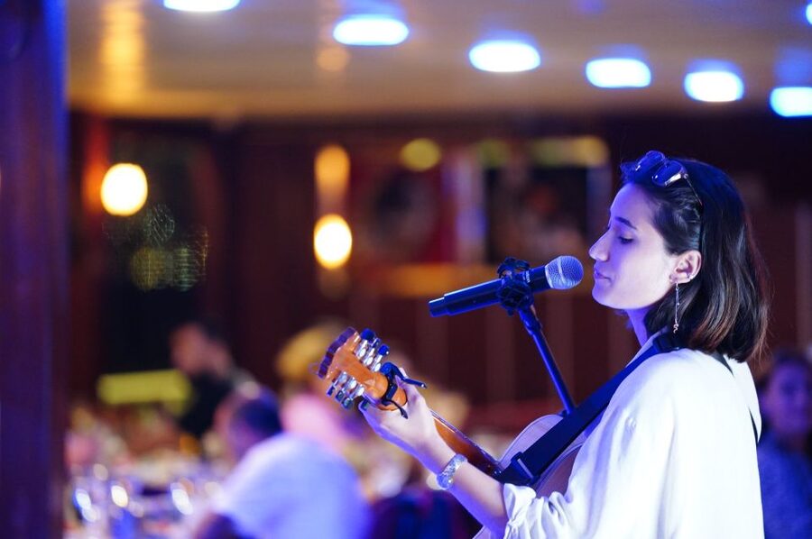 Istanbul: Dinner Cruise and Entertainment with Private Table - Rumeli Fortress and Fatih Sultan Mehmed Bridge