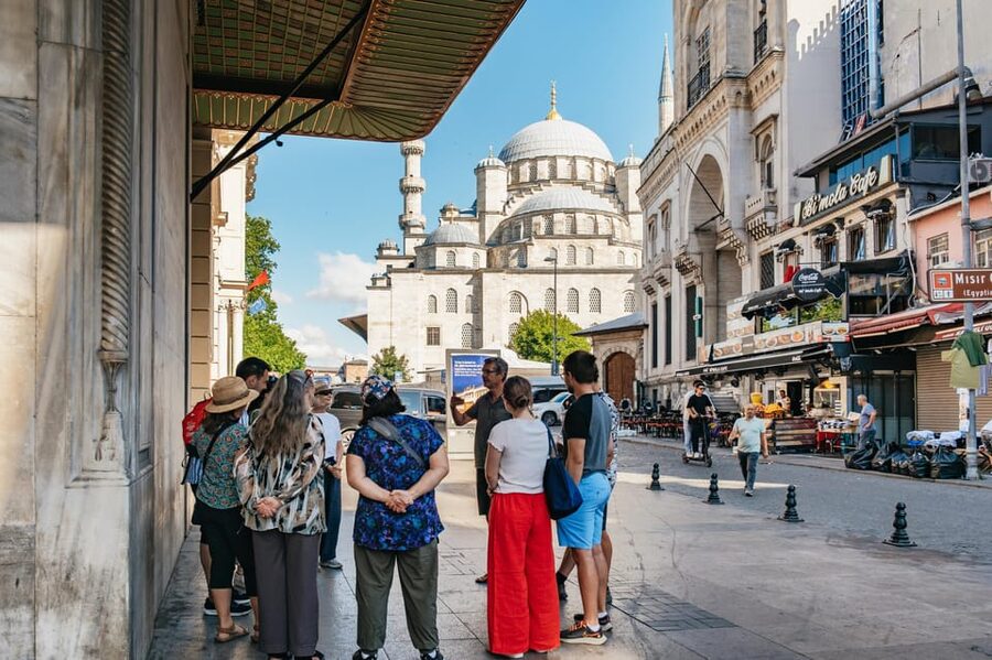 Istanbul: European and Asian Side Guided Foodie Walking Tour - Who will enjoy this tour most?