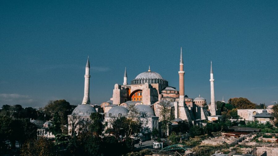 Istanbul: Hagia Sophia, Blue Mosque, Cistern & Bazaar Tour - Blue Mosque: a strong opening, with prayer rules